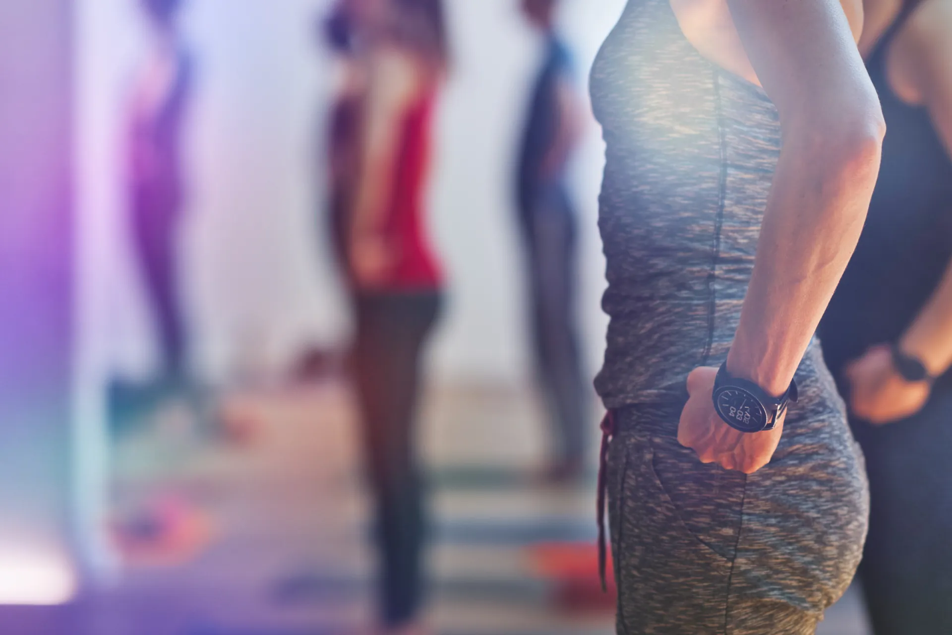 Nahaufnahme Oberkörper mit Smartwatch, graue Sportkleidung