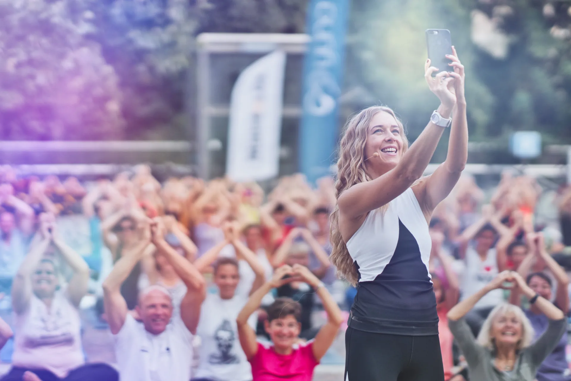 Suzanne macht Selfie, Menge formt Herzen mit den Haenden